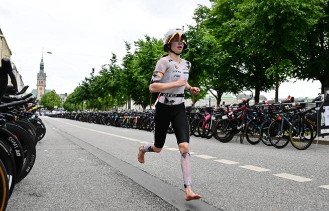 GER; Ironman Hamburg 07.06.2026, GER; Ironman Hamburg, Elite Frauen im Bild die Elite Frauen in der Wechselzone vom Laufen zum Rad Katrine Christensen (DNK)