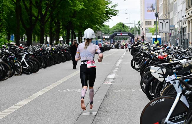 GER; Ironman Hamburg 07.06.2026, GER; Ironman Hamburg, Elite Frauen im Bild die Elite Frauen in der Wechselzone vom Laufen zum Rad Katrine Christensen (DNK)