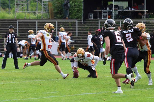 RECORD DATE NOT STATED Dominik Laßmann (Regensburg Phoenix, 41) kicks the ball, Düsseldorf Panther vs Regensburg Phoenix, American Football, GFL, German Football League, Season 2022, Week 5, 06.06.2026, Photo: Foot Bowl Klaus Sack Düsseldorf Stadion VfL Benrath Deutschland Copyright: xFootxBowl KlausxSackx
