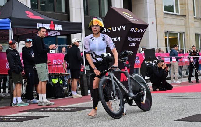GER; Ironman Hamburg 07.06.2026, GER; Ironman Hamburg, Elite Frauen im Bild die Elite Frauen in der Wechselzone vom Schwimmen zum Rad