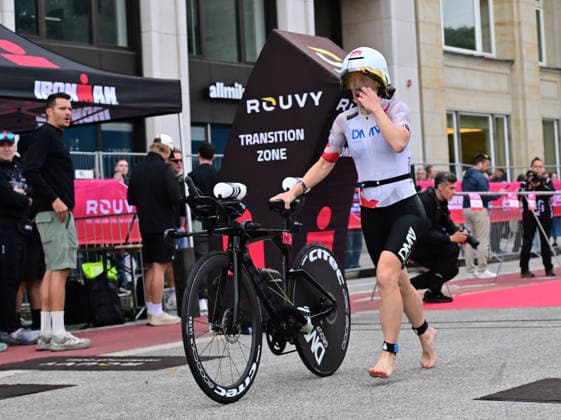 GER; Ironman Hamburg 07.06.2026, GER; Ironman Hamburg, Elite Frauen im Bild die Elite Frauen in der Wechselzone vom Schwimmen zum Rad