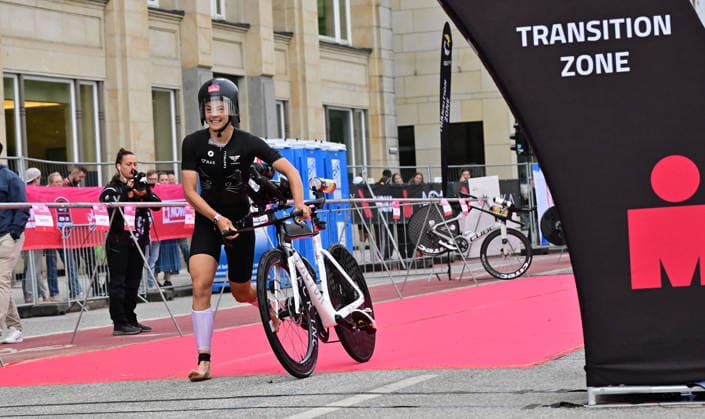 GER; Ironman Hamburg 07.06.2026, GER; Ironman Hamburg, Elite Frauen im Bild die Elite Frauen in der Wechselzone vom Schwimmen zum Rad