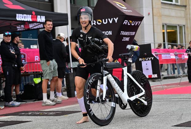 GER; Ironman Hamburg 07.06.2026, GER; Ironman Hamburg, Elite Frauen im Bild die Elite Frauen in der Wechselzone vom Schwimmen zum Rad