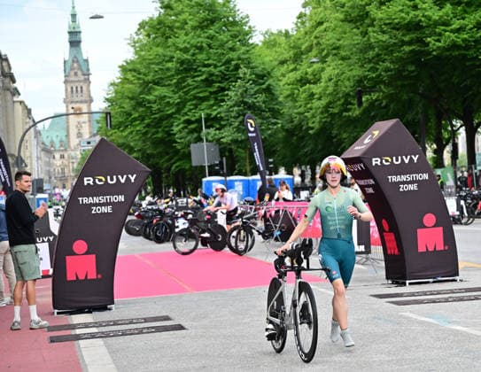 GER; Ironman Hamburg 07.06.2026, GER; Ironman Hamburg, Elite Frauen im Bild die Elite Frauen in der Wechselzone vom Schwimmen zum Rad Merle Brunnee (GER)