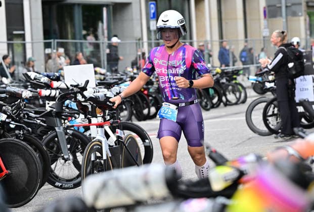 GER; Ironman Hamburg 07.06.2026, GER; Ironman Hamburg, Jedermaenner im Bild die Jedermaenner in der Wechselzone vom Schwimmen zum Rad