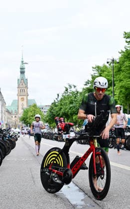GER; Ironman Hamburg 07.06.2026, GER; Ironman Hamburg, Jedermaenner im Bild die Jedermaenner in der Wechselzone vom Schwimmen zum Rad