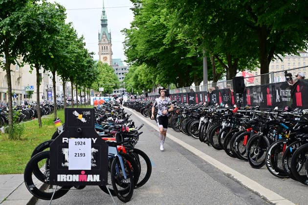 GER; Ironman Hamburg 07.06.2026, GER; Ironman Hamburg, Jedermaenner im Bild die Jedermaenner in der Wechselzone vom Schwimmen zum Rad