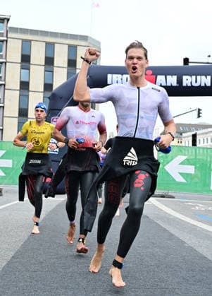 GER; Ironman Hamburg 07.06.2026, GER; Ironman Hamburg, Jedermaenner im Bild die Jedermaenner in der Wechselzone vom Schwimmen zum Rad