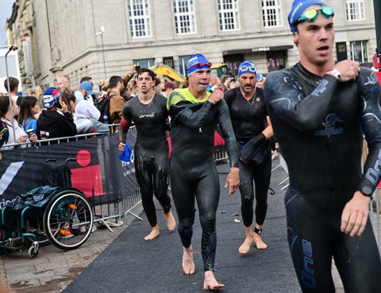 GER; Ironman Hamburg 07.06.2026, GER; Ironman Hamburg, Jedermaenner im Bild die Jedermaenner in der Wechselzone vom Schwimmen zum Rad