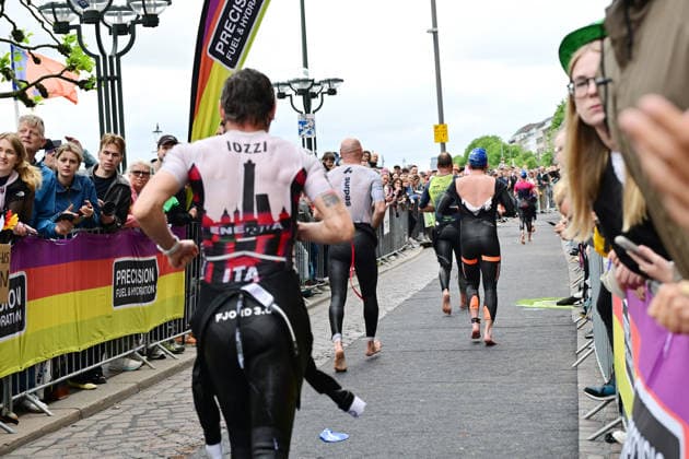 GER; Ironman Hamburg 07.06.2026, GER; Ironman Hamburg, Jedermaenner im Bild die Jedermaenner in der Wechselzone vom Schwimmen zum Rad