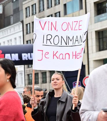 GER; Ironman Hamburg 07.06.2026, GER; Ironman Hamburg, Jedermaenner im Bild Feature Zuschauer mit Plakat