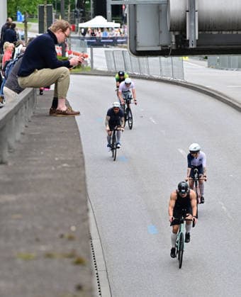 GER; Ironman Hamburg 07.06.2026, GER; Ironman Hamburg, Jedermaenner im Bild die Jedermaenner vor der Kunsthalle auf dem Fahrrad