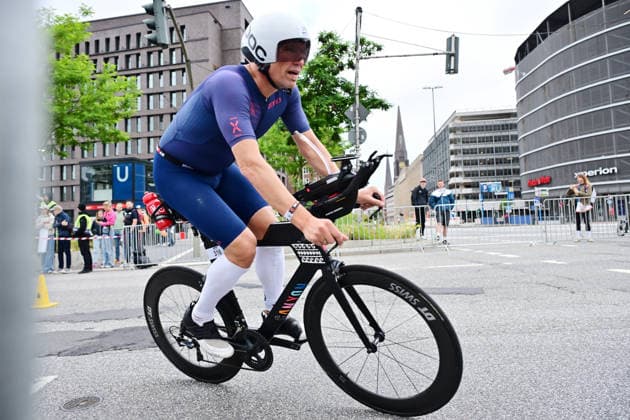 GER; Ironman Hamburg 07.06.2026, GER; Ironman Hamburg, Jedermaenner im Bild die Jedermaenner am Hauptbahnhof auf dem Fahrrad