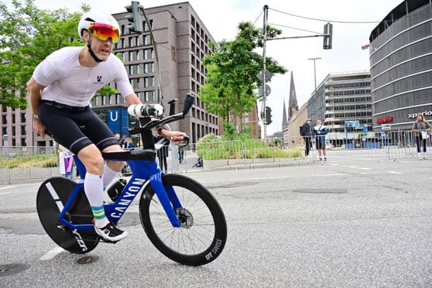 GER; Ironman Hamburg 07.06.2026, GER; Ironman Hamburg, Jedermaenner im Bild die Jedermaenner am Hauptbahnhof auf dem Fahrrad