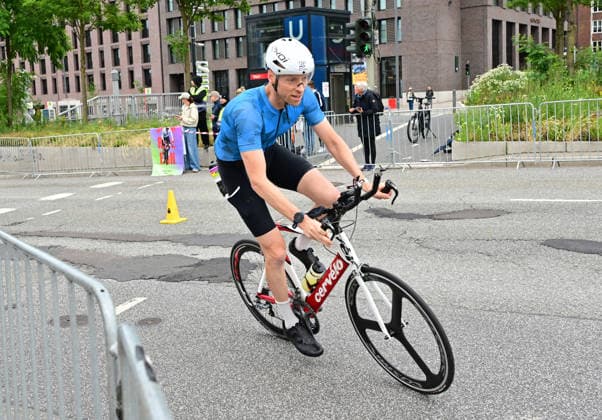 GER; Ironman Hamburg 07.06.2026, GER; Ironman Hamburg, Jedermaenner im Bild die Jedermaenner am Hauptbahnhof auf dem Fahrrad