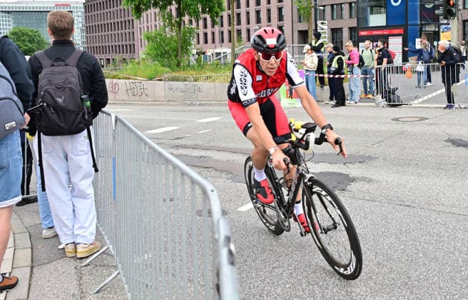 GER; Ironman Hamburg 07.06.2026, GER; Ironman Hamburg, Jedermaenner im Bild die Jedermaenner am Hauptbahnhof auf dem Fahrrad