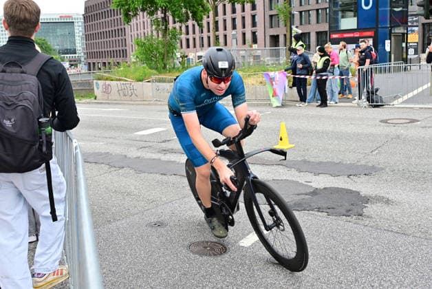 GER; Ironman Hamburg 07.06.2026, GER; Ironman Hamburg, Jedermaenner im Bild die Jedermaenner am Hauptbahnhof auf dem Fahrrad