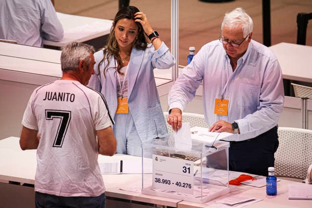 ESP: Real Madrid Presidential Elections 2026 Real Madrid presidential elections 2026. Voters approaching to cast their vote for Florentino Perez or Enrique Riquelme as the next president of Real Madrid at the Real Madrid City Basketball Pavilion, located in Valdebebas, on June 7, 2026 in Madrid. Madrid Spain Futbol