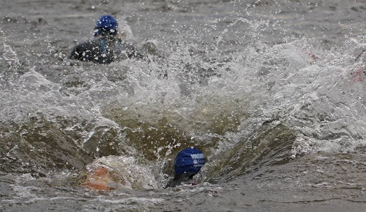 Ironman in Hamburg 2026: Ein Teilnehmer in der Age-Grouper-Klasse beim Schwimmstart in der Binnenalster.