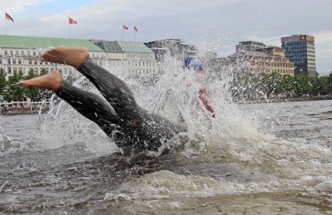 Ironman in Hamburg 2026: Teilnehmer in der Age-Grouper-Klasse beim Schwimmstart in der Binnenalster.