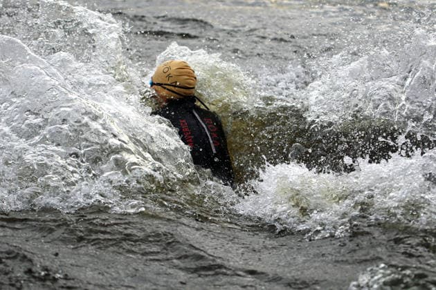 Ironman in Hamburg 2026: Ein Teilnehmer in der Age-Grouper-Kategorie beim Schwimmstart in der Binnenalster.