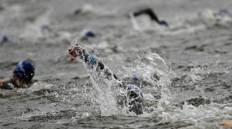 Ironman in Hamburg 2026: Teilnehmer in der Age-Grouper-Kategorie beim Schwimmstart in der Binnenalster.