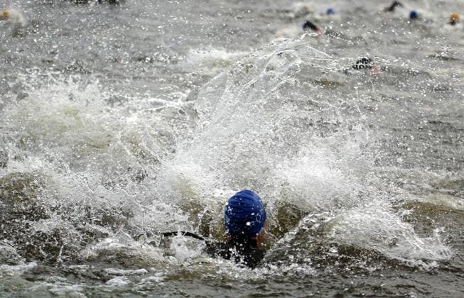 Ironman in Hamburg 2026: Ein Teilnehmer in der Age-Grouper-Klasse beim Schwimmstart in der Binnenalster.