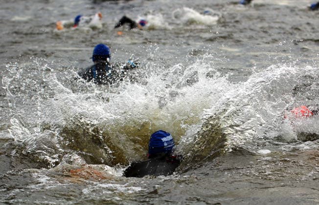 Ironman in Hamburg 2026: Ein Teilnehmer in der Age-Grouper-Klasse beim Schwimmstart in der Binnenalster.