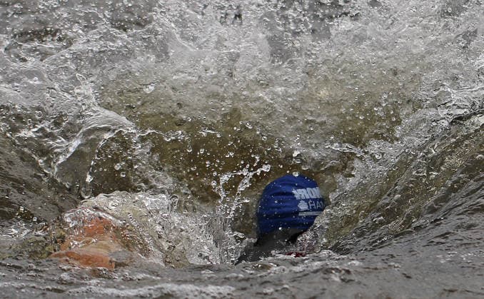 Ironman in Hamburg 2026: Ein Teilnehmer in der Age-Grouper-Klasse beim Schwimmstart in der Binnenalster.