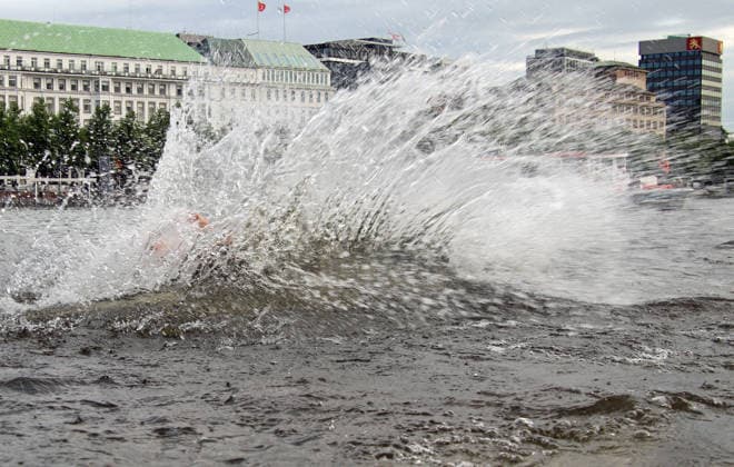 Ironman in Hamburg 2026: Ein Teilnehmer in der Age-Grouper-Klasse beim Schwimmstart in der Binnenalster.