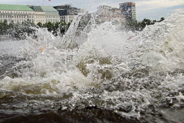 Ironman in Hamburg 2026: Ein Teilnehmer in der Age-Grouper-Klasse beim Schwimmstart in der Binnenalster.