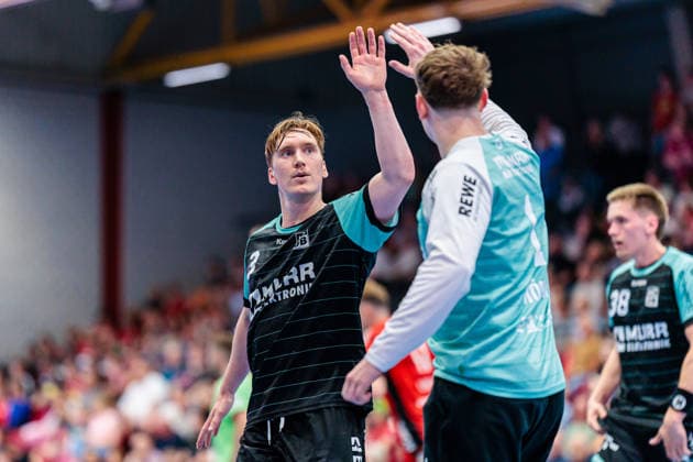 (L-R) Tjoervi Tyr Gislason (HC Oppenweiler Backnang, 03) klatscht ab mit Dave Hoernig (HC Oppenweiler Backnang, 01) GER, TuS N-Luebbecke vs. HC Oppenweiler Backnang, Handball, 2. Bundesliga, 34. Spieltag, Spielzeit 2025 2026, 06.06.2026 GER, TuS N-Luebbecke vs. HC Oppenweiler Backnang, Handball, 2. Bundesliga, 34. Spieltag, Spielzeit 2025 2026, 06.06.2026 Luebbecke Copyright: xEibner-Pressefoto JanxRollingerx EP_JSK