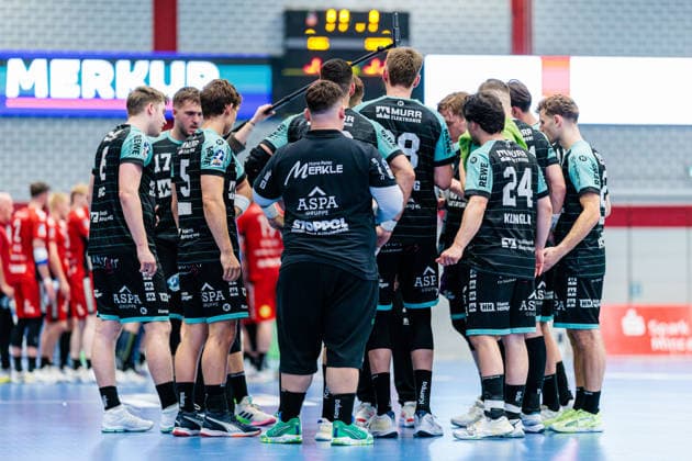 Die Mannschaft von HC Oppenweiler Backnang steht in der Auszeit zusammen GER, TuS N-Luebbecke vs. HC Oppenweiler Backnang, Handball, 2. Bundesliga, 34. Spieltag, Spielzeit 2025 2026, 06.06.2026 GER, TuS N-Luebbecke vs. HC Oppenweiler Backnang, Handball, 2. Bundesliga, 34. Spieltag, Spielzeit 2025 2026, 06.06.2026 Luebbecke Copyright: xEibner-Pressefoto JanxRollingerx EP_JSK