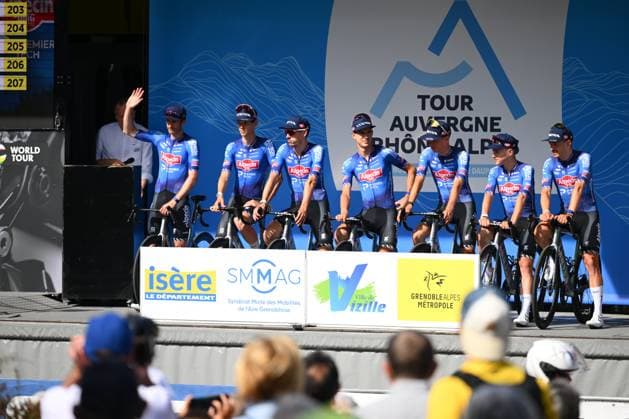 Tour Auvergne - Rhone-Alpes 2026 Stage 1 SAINT-ISMIER, FRANCE - JUNE 07 : Team Alpecin - Premier Tech on the podium before the start of race during stage 1 of the 78th edition of Tour Auvergne - Rhone-Alpes an UCI World Tour 2.UWT cycling road race stage for Men Elite of 146.2 km with start in Vizille and finish in Saint-Ismier on June 7, 2026 in Saint-Ismier, France, 07 06 2026 ( Motordriver Guy De Vuyst - Saint-Ismier France  Copyright: xVincentxKalutx