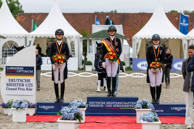 BALVE - LONGINES Balve Optimum 2026, BALVE - LONGINES Balve Optimum 2026 OATLEY Rose (GER), BAUMGUERTEL Lucie-Anouk (GER), GAGEL Pia-Carlotta (GER) Meisterehrung Sektdusche Meisterbad Dressurprüfung Kl. S
