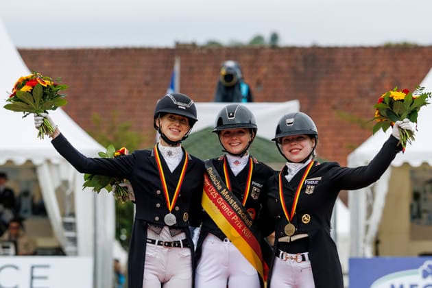 BALVE - LONGINES Balve Optimum 2026, BALVE - LONGINES Balve Optimum 2026 OATLEY Rose (GER), BAUMGUERTEL Lucie-Anouk (GER), GAGEL Pia-Carlotta (GER) Meisterehrung Sektdusche Meisterbad Dressurprüfung Kl. S