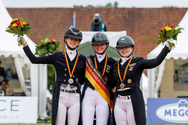 BALVE - LONGINES Balve Optimum 2026, BALVE - LONGINES Balve Optimum 2026 OATLEY Rose (GER), BAUMGUERTEL Lucie-Anouk (GER), GAGEL Pia-Carlotta (GER) Meisterehrung Sektdusche Meisterbad Dressurprüfung Kl. S