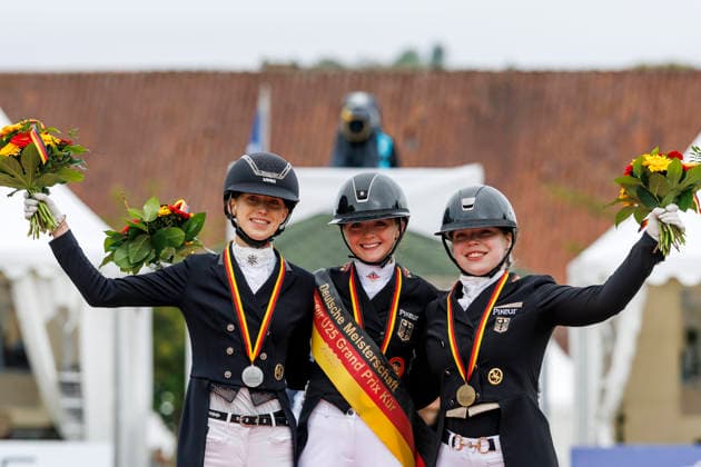 BALVE - LONGINES Balve Optimum 2026, BALVE - LONGINES Balve Optimum 2026 OATLEY Rose (GER), BAUMGUERTEL Lucie-Anouk (GER), GAGEL Pia-Carlotta (GER) Meisterehrung Sektdusche Meisterbad Dressurprüfung Kl. S