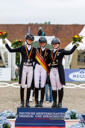 BALVE - LONGINES Balve Optimum 2026, BALVE - LONGINES Balve Optimum 2026 OATLEY Rose (GER), BAUMGUERTEL Lucie-Anouk (GER), GAGEL Pia-Carlotta (GER) Meisterehrung Sektdusche Meisterbad Dressurprüfung Kl. S