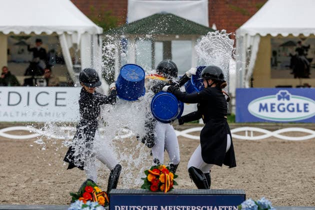 BALVE - LONGINES Balve Optimum 2026, BALVE - LONGINES Balve Optimum 2026 OATLEY Rose (GER), BAUMGUERTEL Lucie-Anouk (GER), GAGEL Pia-Carlotta (GER) Meisterehrung Sektdusche Meisterbad Dressurprüfung Kl. S