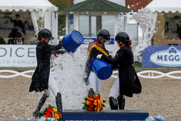 BALVE - LONGINES Balve Optimum 2026, BALVE - LONGINES Balve Optimum 2026 OATLEY Rose (GER), BAUMGUERTEL Lucie-Anouk (GER), GAGEL Pia-Carlotta (GER) Meisterehrung Sektdusche Meisterbad Dressurprüfung Kl. S