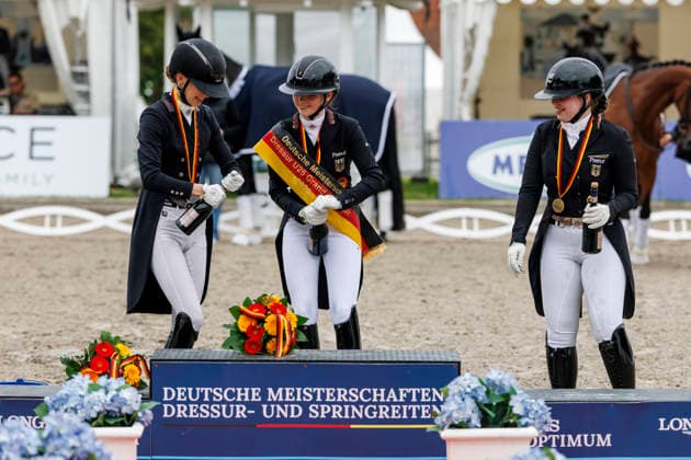 BALVE - LONGINES Balve Optimum 2026, BALVE - LONGINES Balve Optimum 2026 OATLEY Rose (GER), BAUMGUERTEL Lucie-Anouk (GER), GAGEL Pia-Carlotta (GER) Meisterehrung Sektdusche Meisterbad Dressurprüfung Kl. S