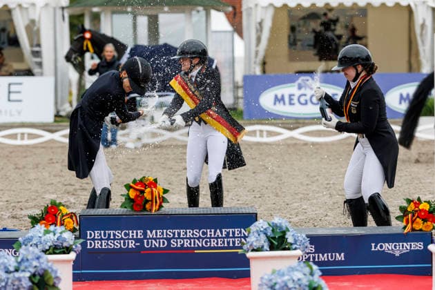 BALVE - LONGINES Balve Optimum 2026, BALVE - LONGINES Balve Optimum 2026 OATLEY Rose (GER), BAUMGUERTEL Lucie-Anouk (GER), GAGEL Pia-Carlotta (GER) Meisterehrung Sektdusche Meisterbad Dressurprüfung Kl. S