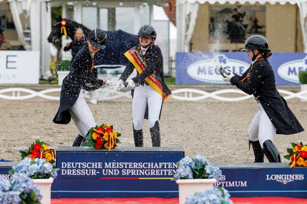 BALVE - LONGINES Balve Optimum 2026, BALVE - LONGINES Balve Optimum 2026 OATLEY Rose (GER), BAUMGUERTEL Lucie-Anouk (GER), GAGEL Pia-Carlotta (GER) Meisterehrung Sektdusche Meisterbad Dressurprüfung Kl. S