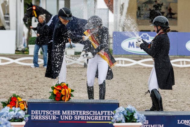 BALVE - LONGINES Balve Optimum 2026, BALVE - LONGINES Balve Optimum 2026 OATLEY Rose (GER), BAUMGUERTEL Lucie-Anouk (GER), GAGEL Pia-Carlotta (GER) Meisterehrung Sektdusche Meisterbad Dressurprüfung Kl. S