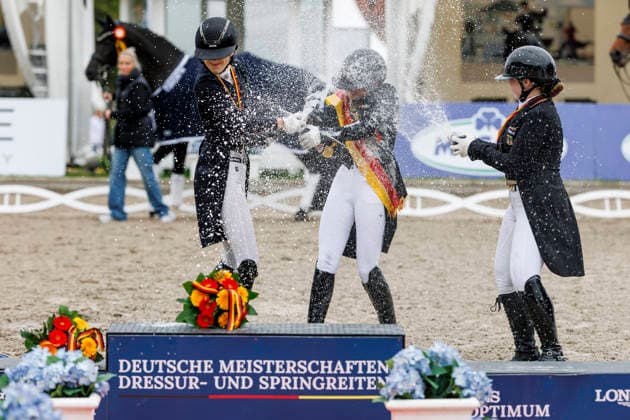 BALVE - LONGINES Balve Optimum 2026, BALVE - LONGINES Balve Optimum 2026 OATLEY Rose (GER), BAUMGUERTEL Lucie-Anouk (GER), GAGEL Pia-Carlotta (GER) Meisterehrung Sektdusche Meisterbad Dressurprüfung Kl. S