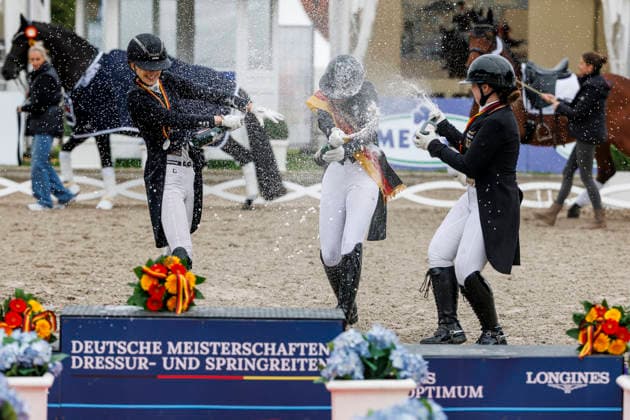 BALVE - LONGINES Balve Optimum 2026, BALVE - LONGINES Balve Optimum 2026 OATLEY Rose (GER), BAUMGUERTEL Lucie-Anouk (GER), GAGEL Pia-Carlotta (GER) Meisterehrung Sektdusche Meisterbad Dressurprüfung Kl. S
