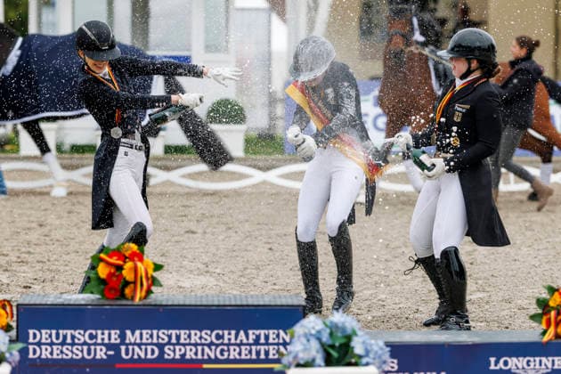 BALVE - LONGINES Balve Optimum 2026, BALVE - LONGINES Balve Optimum 2026 OATLEY Rose (GER), BAUMGUERTEL Lucie-Anouk (GER), GAGEL Pia-Carlotta (GER) Meisterehrung Sektdusche Meisterbad Dressurprüfung Kl. S