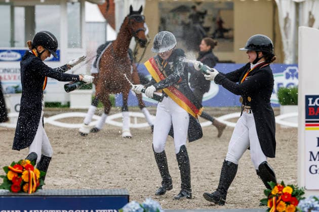 BALVE - LONGINES Balve Optimum 2026, BALVE - LONGINES Balve Optimum 2026 OATLEY Rose (GER), BAUMGUERTEL Lucie-Anouk (GER), GAGEL Pia-Carlotta (GER) Meisterehrung Sektdusche Meisterbad Dressurprüfung Kl. S