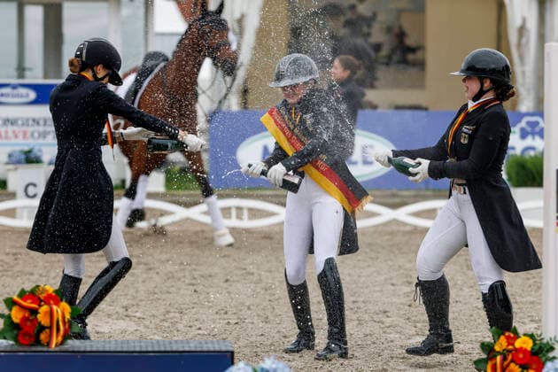 BALVE - LONGINES Balve Optimum 2026, BALVE - LONGINES Balve Optimum 2026 OATLEY Rose (GER), BAUMGUERTEL Lucie-Anouk (GER), GAGEL Pia-Carlotta (GER) Meisterehrung Sektdusche Meisterbad Dressurprüfung Kl. S